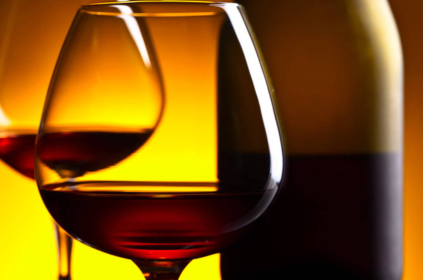  sklenice na brandy na žlutém podkladu - Fotografie, Obrázek