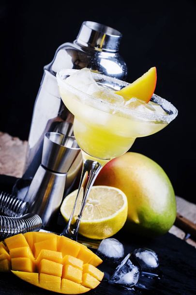 Alcoholic cocktail mango daiquiri  - Foto, imagen