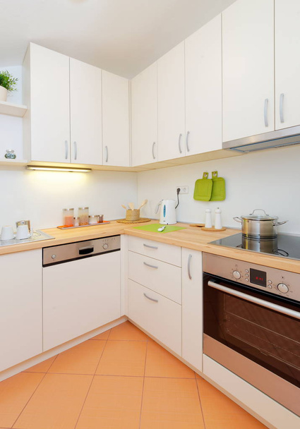 Moderna cucina bianca
 - Foto, immagini