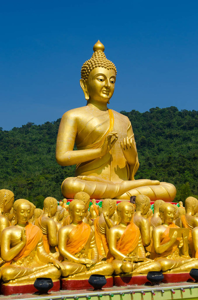 złoty posąg Buddy w świątyni w Indochinach - Zdjęcie, obraz
