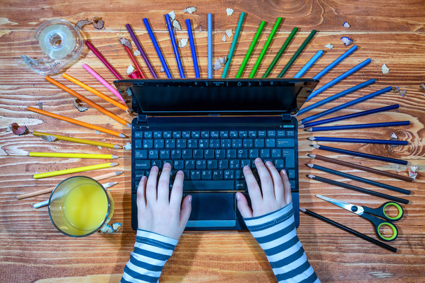 Laptop ve renk paleti ile genç grafik tasarımcı - Fotoğraf, Görsel