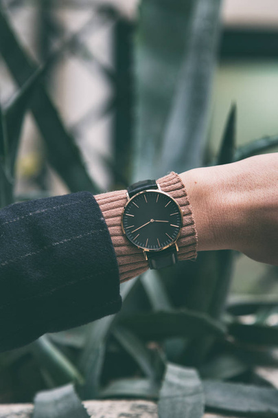Módní detaily zblízka. Módní blogger nosit černé a zlaté Náramkové hodinky. ideální na podzim příslušenství. - Fotografie, Obrázek