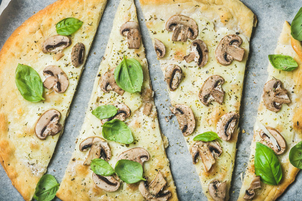 Homemade mushrooms pizza - Foto, imagen