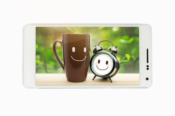 Tasse brune et réveil avec un sourire heureux
 - Photo, image