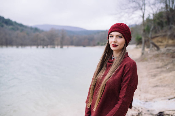 Nuori nainen viininpunainen hattu ja pusero
 - Valokuva, kuva