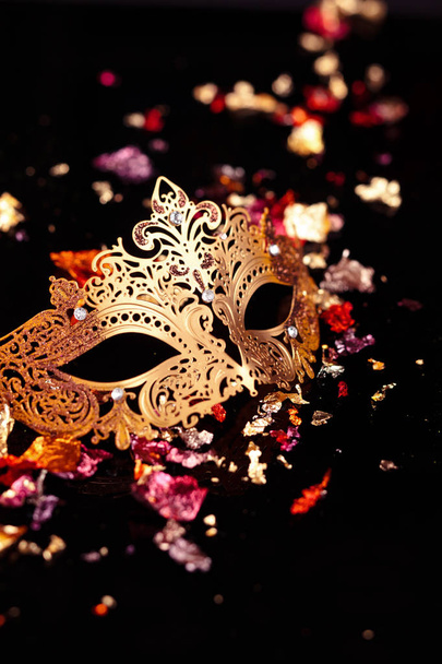 μάσκα χρυσό Καρναβάλι. - Φωτογραφία, εικόνα