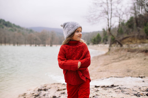  χαριτωμένο κορίτσι σε ένα κόκκινο ρούχα - Φωτογραφία, εικόνα