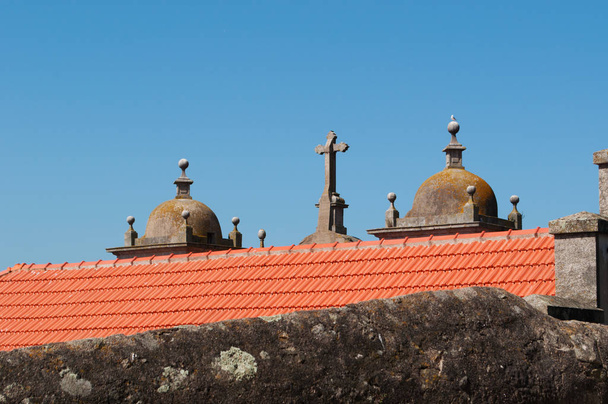 Porto: die Glockentürme und das rote Dach der Kirche des Heiligen Lawrence aus dem 16. Jahrhundert, convento de sao lourenco in der Altstadt  - Foto, Bild