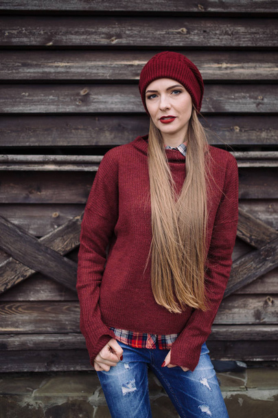Młoda kobieta w kapeluszu Burgundii i sweter - Zdjęcie, obraz