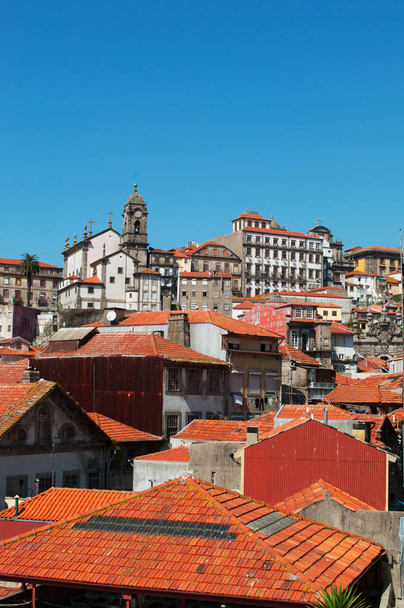Portugal: el horizonte de Oporto, la segunda ciudad más grande del país, con vista panorámica de los tejados rojos y los palacios de la Ciudad Vieja
 - Foto, imagen