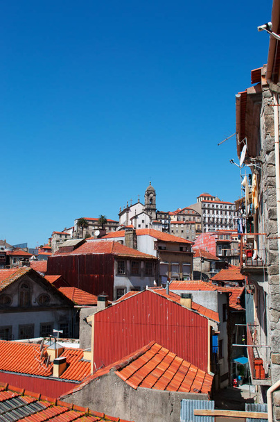 Πορτογαλία: στον ορίζοντα της Πόρτο, η δεύτερη μεγαλύτερη πόλη της χώρας, με πανοραμική θέα στις κόκκινες στέγες και τα παλάτια της παλιάς πόλης - Φωτογραφία, εικόνα