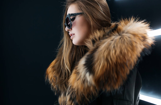 Hipster teen girl in sunglasses posing over wall - Φωτογραφία, εικόνα