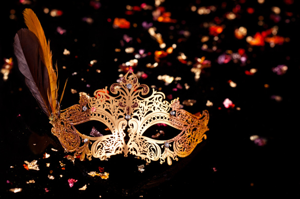 Máscara de carnaval oro
. - Foto, Imagen