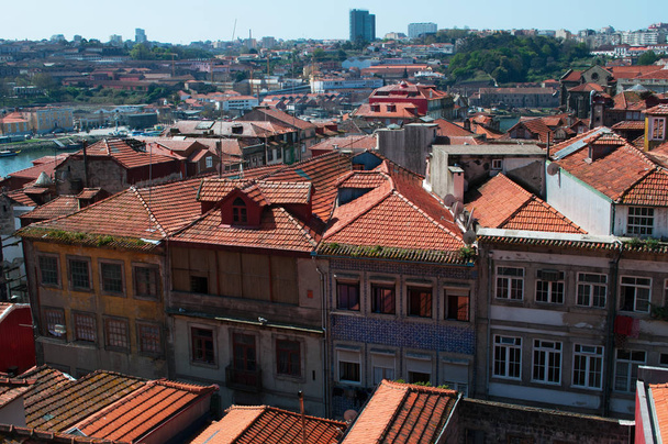 Portogallo: lo skyline di Porto, la seconda città più grande del paese, con vista panoramica sui tetti rossi e sui palazzi della Città Vecchia
 - Foto, immagini