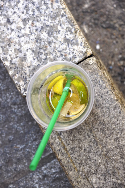 verre vide utilisé un cocktail abandonné
 - Photo, image
