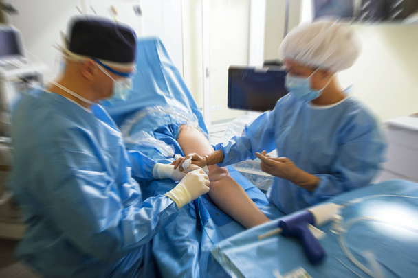 Medici in sala operatoria che eseguono la procedura venosa
  - Foto, immagini