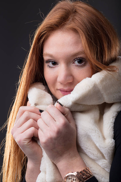 kadın kendini soğuktan savunmak - Fotoğraf, Görsel