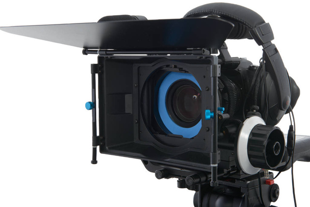 professionelle Videokamera auf weißem Hintergrund - Foto, Bild