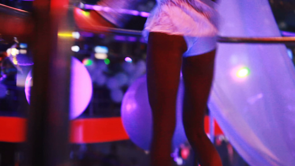 PJ tańca w klubie nocnym - Materiał filmowy, wideo