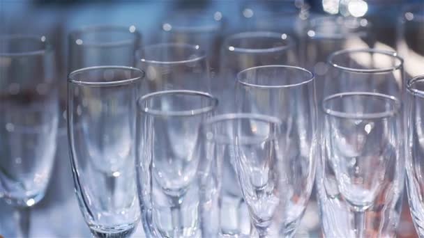 Empty glasses on table macro close up rack focus shallow dof. Many clean transparent glasses standing on cloth arranged ready for celebration - fine dining tableware glassware food and drink industry - Footage, Video