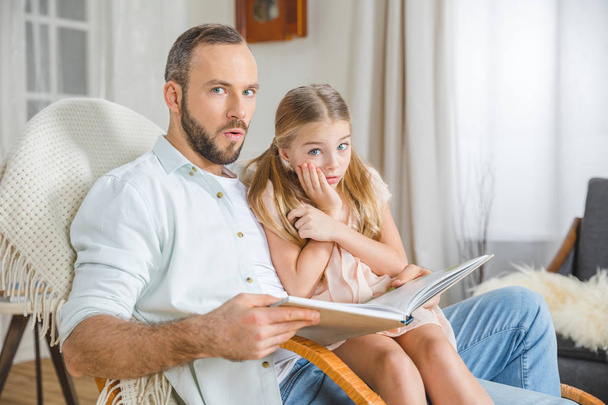Vater und Tochter lesen Buch    - Foto, Bild