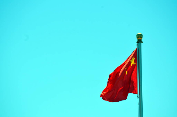 Κινεζική εθνική σημαία να κυματίζει σε μια σαφή ημέρα - Φωτογραφία, εικόνα