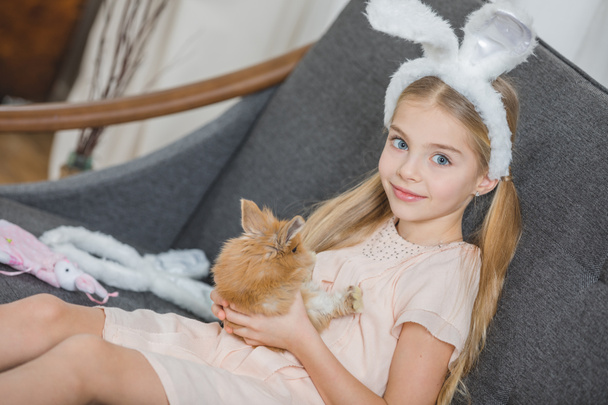 Little girl with rabbit - Foto, imagen