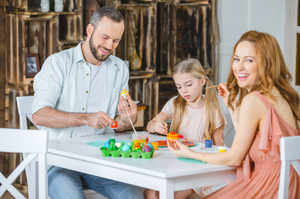 Family painting Easter eggs   - Valokuva, kuva
