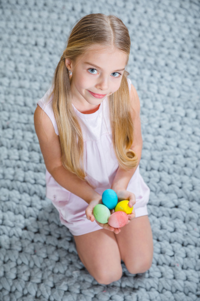 Dívka drží velikonoční vajíčka - Fotografie, Obrázek