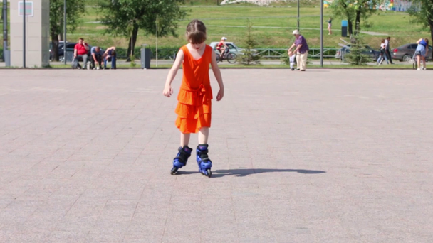 girl roller skates in fountain in summer town, slow motion - Footage, Video