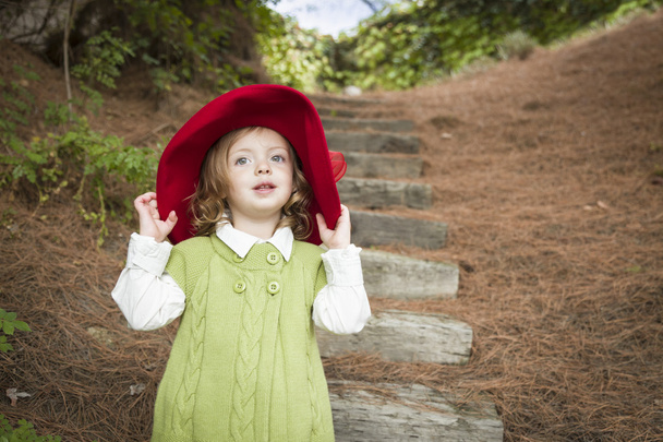 Imádnivaló gyermek lány vörös kalapot játszathatnak - Fotó, kép