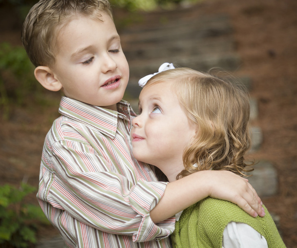 愛らしい外抱き締める兄と妹の子供たち - 写真・画像