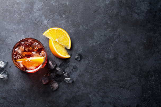 Cocktail Negroni com fatias de laranja
 - Foto, Imagem