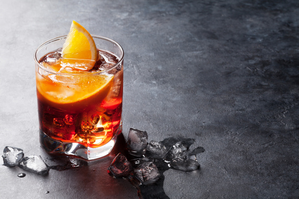 Negroni cocktail appelsiiniviipaleilla
 - Valokuva, kuva