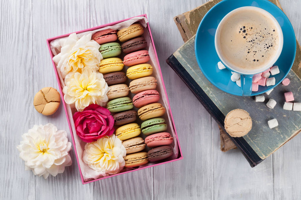 macaroons with flowers in gift box - Photo, Image