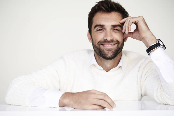 Smiling guy in white sweater - Foto, Imagen