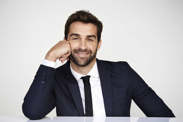 Smiling businessman in suit - Valokuva, kuva