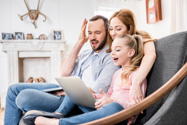 Family using laptop - Фото, изображение