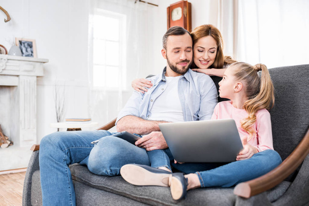 Family using laptop - 写真・画像
