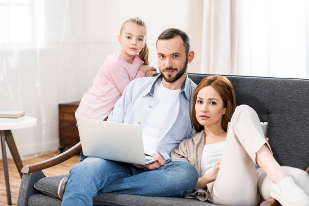 Family using laptop - Фото, изображение