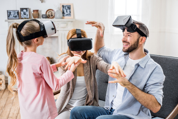Familia en auriculares de realidad virtual
 - Foto, imagen