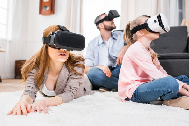 Family in virtual reality headsets - Foto, Imagen