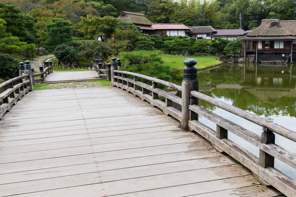 Японський сад з дерев'яний міст - Фото, зображення