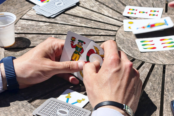 Let's play card in houten tafel - Foto, afbeelding