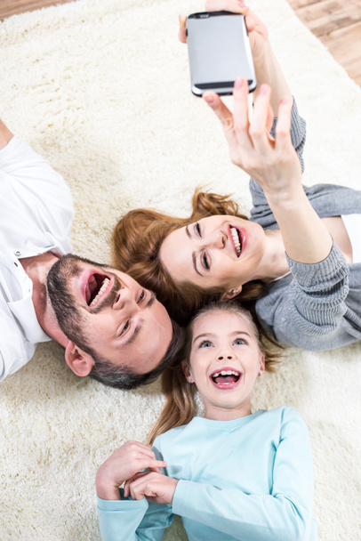 Família fazendo selfie
 - Foto, Imagem