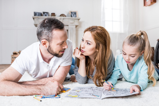 Young family drawing   - Fotoğraf, Görsel