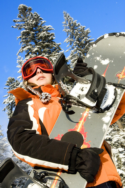 Fiatal lány tárolás egy snowboard-fa - Fotó, kép
