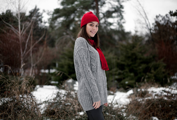 Kız kırmızı şapka ve kış Park'ta yürüyordunuz eşarp. - Fotoğraf, Görsel
