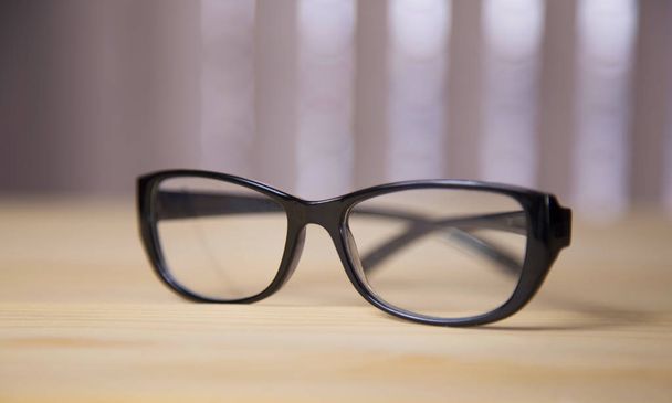 óculos sobre fundo de madeira
 - Foto, Imagem
