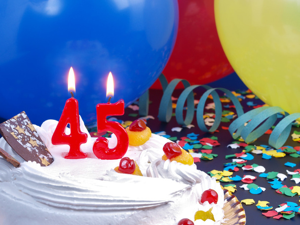 Syntymäpäiväkakku punainen kynttilät osoittaa Nr. 45 artikla
 - Valokuva, kuva